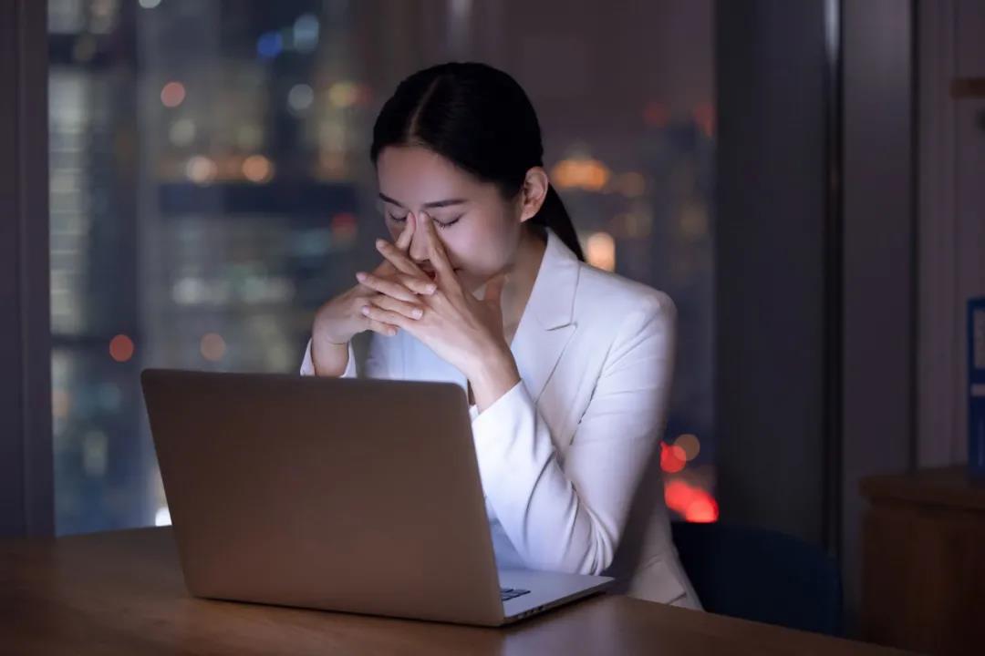 05 晚上电脑前的美女.jpg